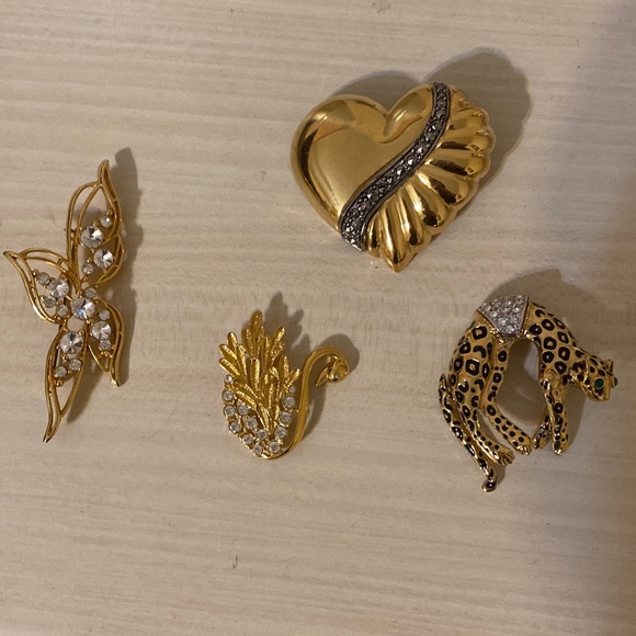 Vintage Jewelry - 4 Vintage brooches for 1 low price.   Perfect cond.  gold colored.